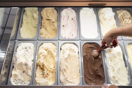 Paolo Palumbo, Inhaber des Amore Mio Gelato, schoepft aus einem Glacekuebel Gelati am Amore Mio Verkaufsstand an der Flughafen-Pistenschleife in Oberglatt, fotografiert am 4. Juli 2020. (KEYSTONE/Gaetan Bally)