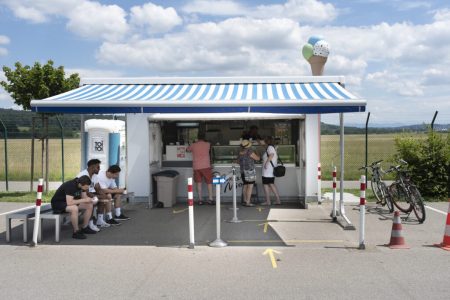 Kunden stehen an am Amore Mio Gelato-Verkaufsstand von Paolo Palumbo an der Flughafen-Pistenschleife in Oberglatt, fotografiert am 4. Juli 2020. (KEYSTONE/Gaetan Bally)
