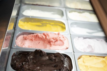 Verschiedene Geschmackssorten in Glacekuebeln zum Verkauf am Amore Mio Gelato-Verkaufsstand an der Flughafen-Pistenschleife in Oberglatt, fotografiert am 4. Juli 2020. (KEYSTONE/Gaetan Bally)